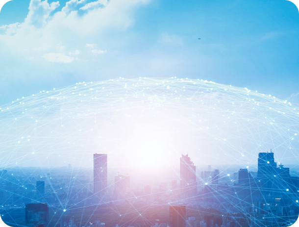 都市の街並みの上に広がるデジタルネットワークのイメージ